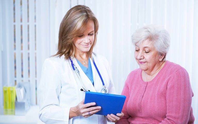Arst ja patsient vaatavad tahvelarvutit