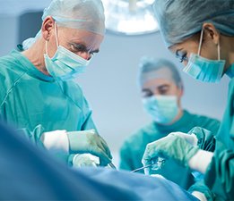 [Translate to Estonia - estonian:] Medical team performing surgery